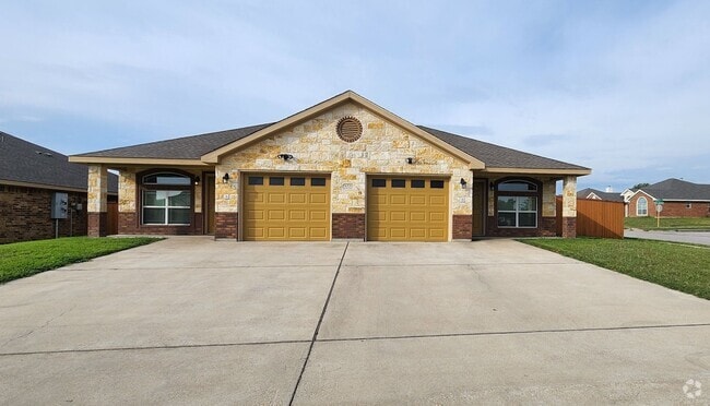 Building Photo - Beautiful 3 Bed, 2 Bath Duplex in Clear Cr... Rental