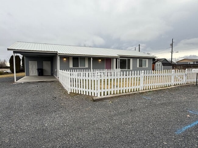 Building Photo - Warden 3 bedroom 2 bath w/ carport and fenced yard