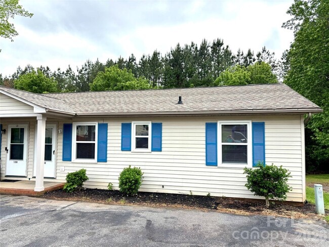 Building Photo - 1388 Roundtree Ln Unit 121