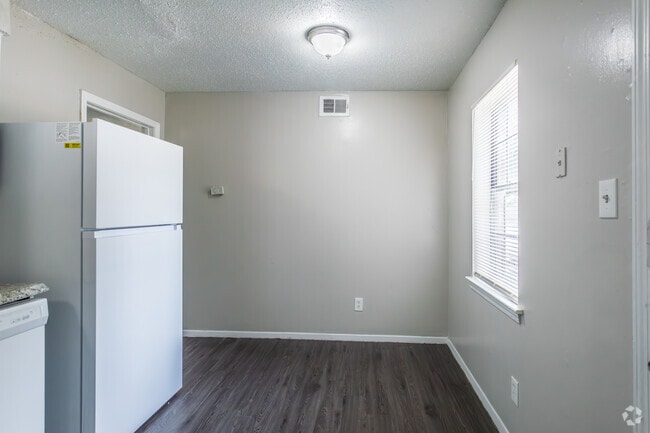 2BR, 1BA - 963SF - Kitchen, Dining Room - Aspen Parc