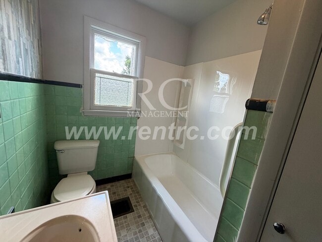 Photo - 629 Commercial-