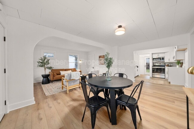 Photo - 627 E Wellesley Ave