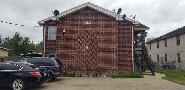 Building Photo - 1319 Nesmith St Unit A