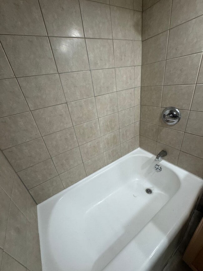 Photo - 1 Bed 1 Bath with parking near Diamond Head