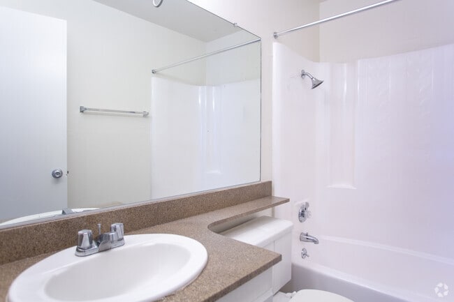 2BR, 2BA-965 SF