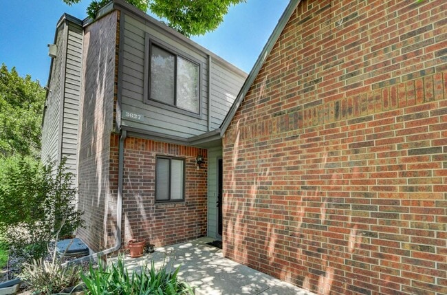 Building Photo - $2,025 - 2 Bed, 2.5 Bath Unit 8