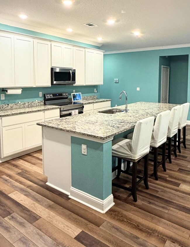 Photo - Location, amenities and FIVE bedrooms!!!