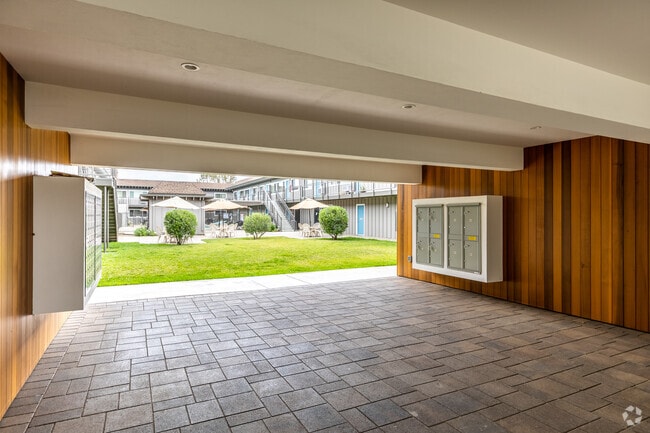 Entrance Foyer & Mail Station
