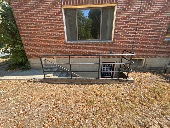 Photo - 715 NE Stadium Way Unit Lower
