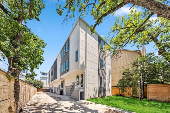 Building Photo - 1111 W 21st St