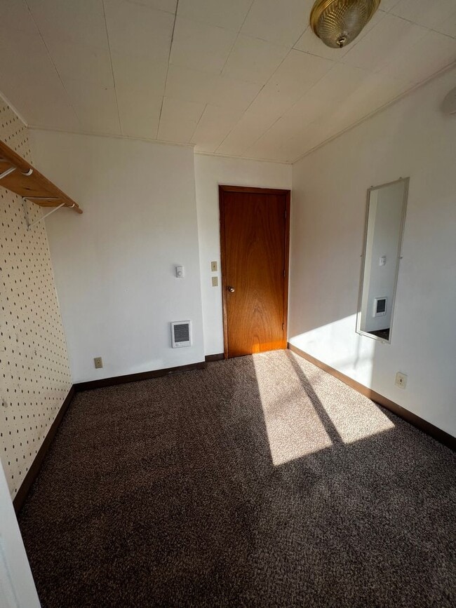Building Photo - VMH-Vine Maple Triplex Unit 806-QU