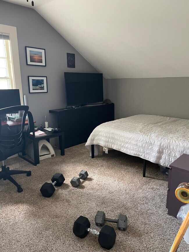 Photo - 431 LYON St NE