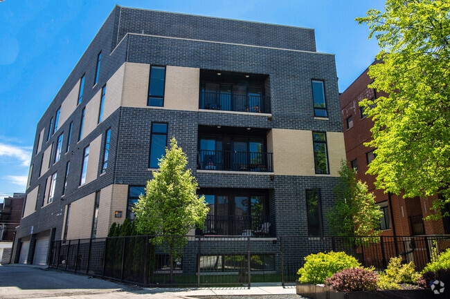 Building Photo - 1045 W Cornelia Ave Rental