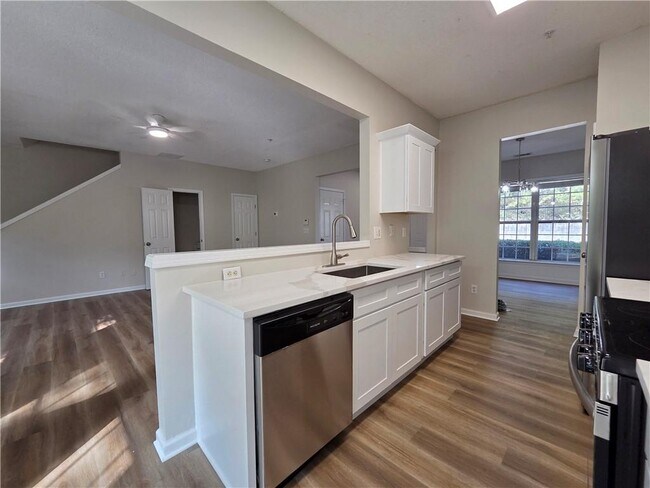 Photo - 137 Kenninghall Ct