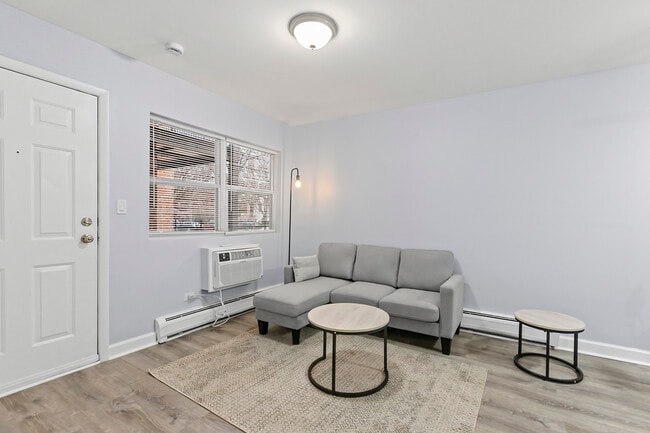 Building Photo - 4612 N Beacon St Unit 3F Rental
