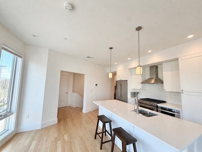 Building Photo - 283 Old Colony Ave Unit 3