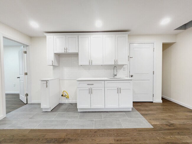 Building Photo - 77 Oak St Unit 3 Rental
