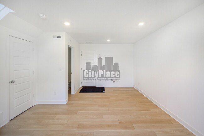 Photo - 6574 Halsey St