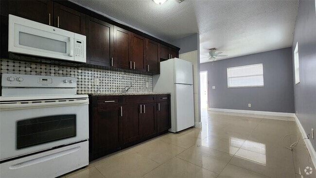 Building Photo - 2221 NW 4th Ct Unit 2 Rental