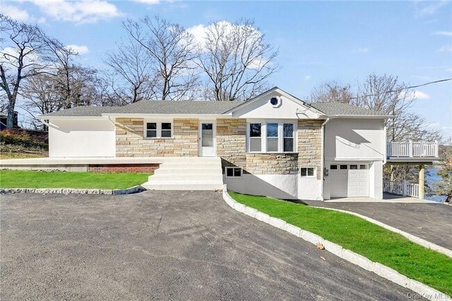 Photo - 225 Hilltop St