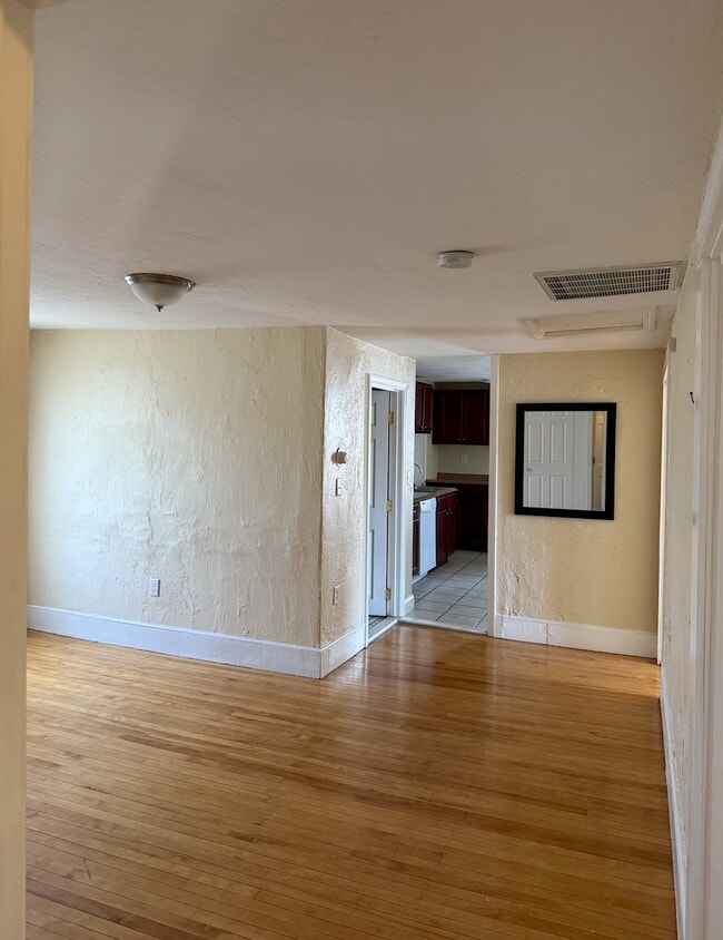 Building Photo - 148 Highland St Unit 2