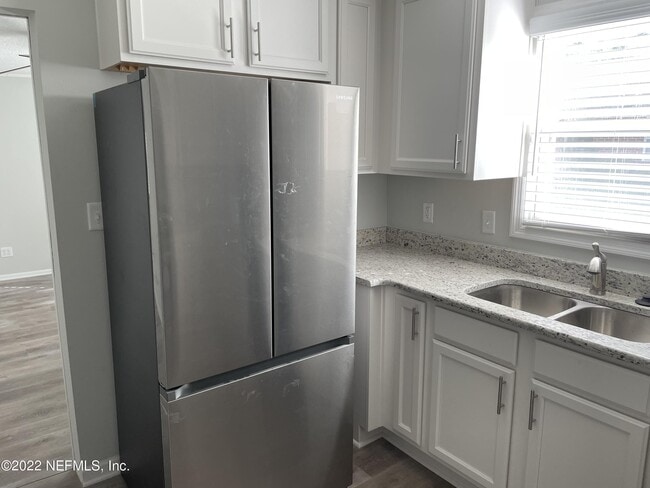 Photo - 3677 Walsh St