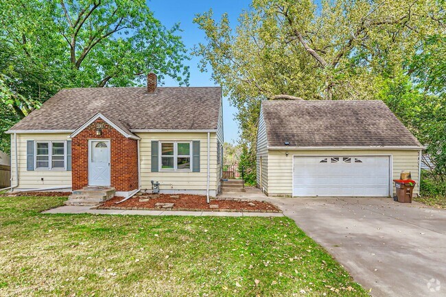 Building Photo - Lovely 4BR Home on a Quiet, Tree-Lined Street