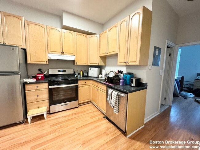 Building Photo - 96 Hammond St Unit 2