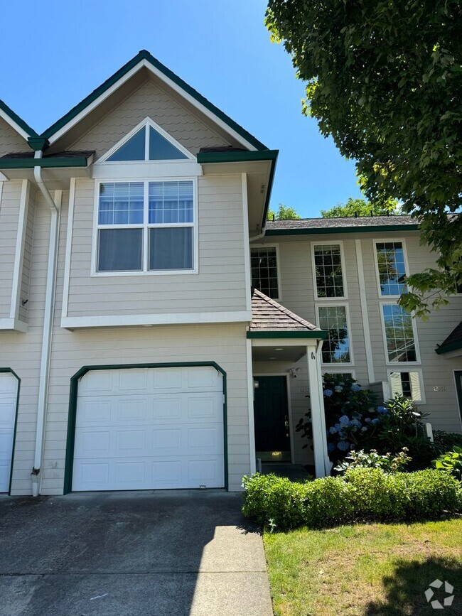 Building Photo - Stylish Townhouse, Luxury Amenities Throug...