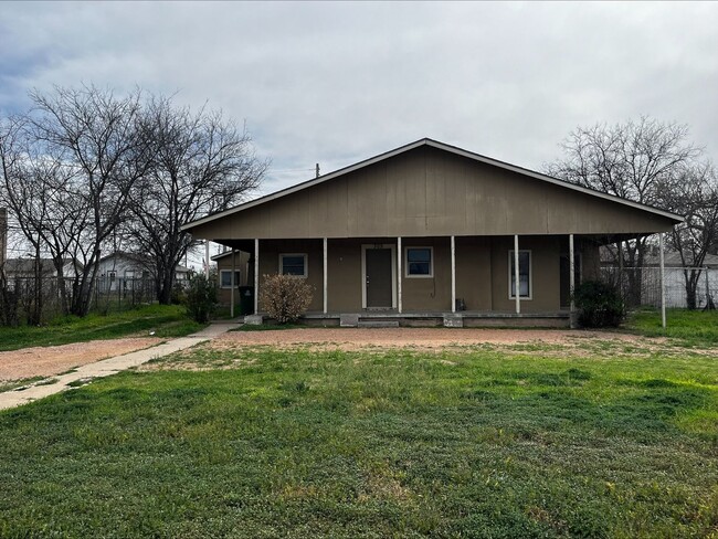 5 Bedroom 3 bath Home Close to Downtown! - 5 Bedroom 3 bath Home Close to Downtown!