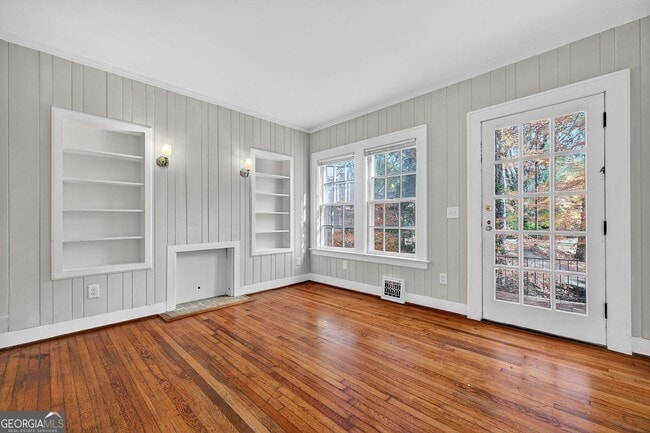 Photo - 444 Burlington Rd NE