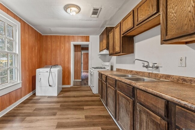 Photo - 4433 Sherwood St