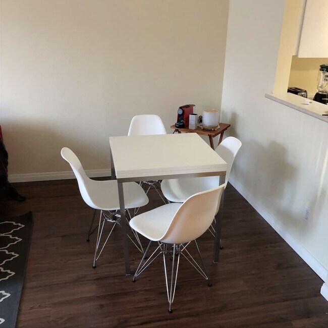 Photo - 811 Helmcken St