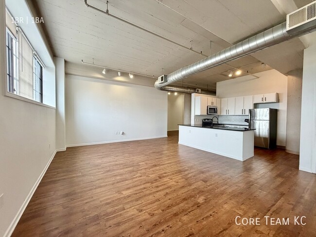 Building Photo - 320 W 7th St Unit 507