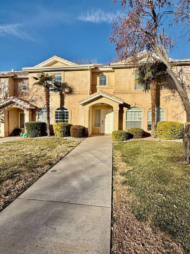 Adorable 3-BR Parkside Townhome - Adorable 3-BR Parkside Townhome