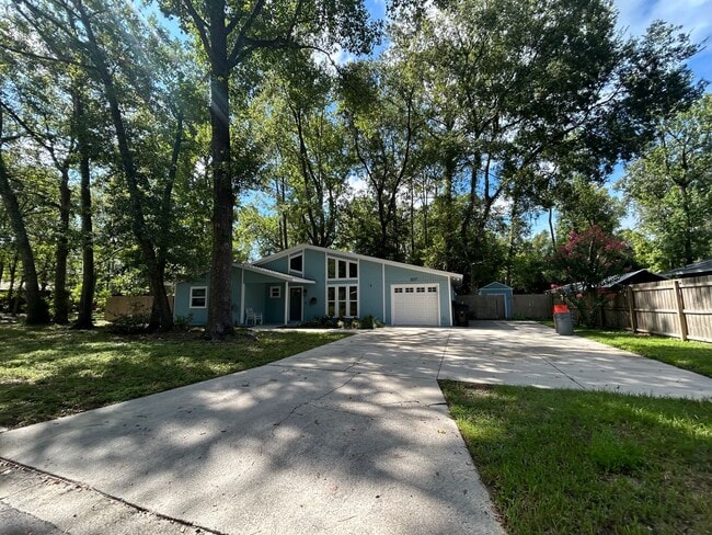 Building Photo - Dream home awaits: stunningly updated 3 be...