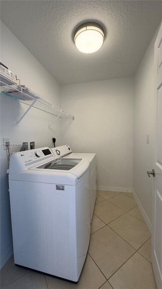Photo - 924 SW 143rd Ter