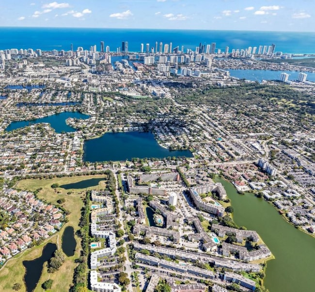 Building Photo - 1401 NE 191st St