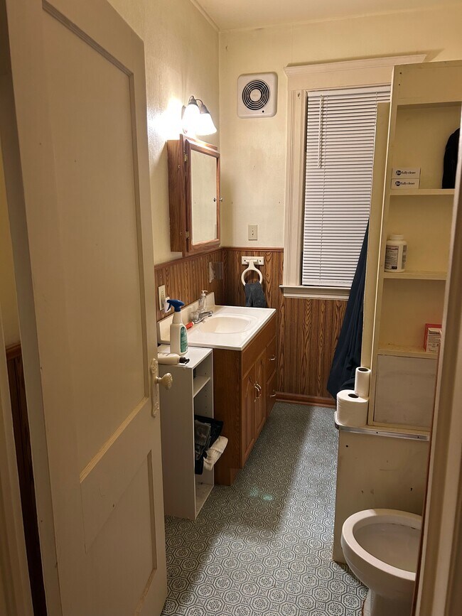 bathroom - 1075 Lakepointe St Unit 1075