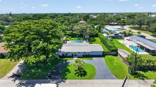 Building Photo - 14220 SW 86th Ave