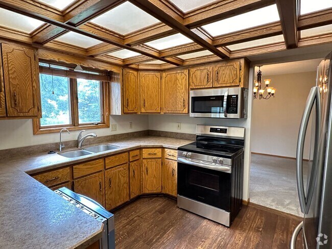 Building Photo - Lakeville Single Family Home, Dishwasher, ...