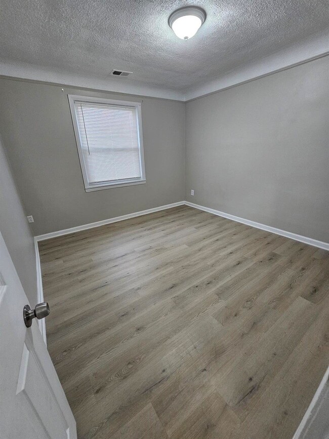 Photo - 3 Bedroom Large Bungalow w/ Attached 2 Car...