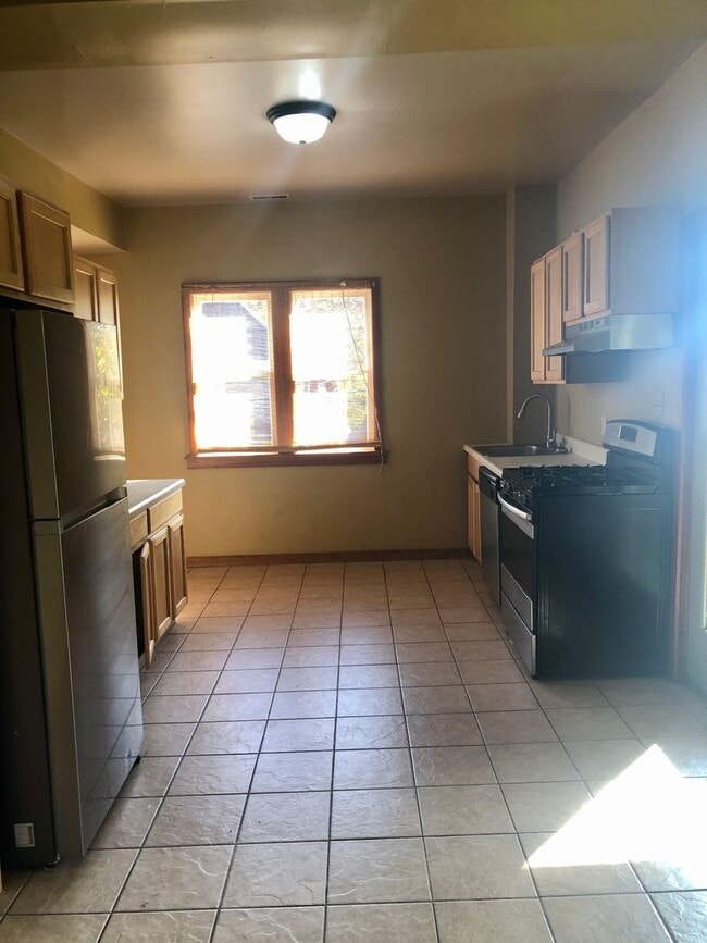 Building Photo - 507 Oak St Unit 2