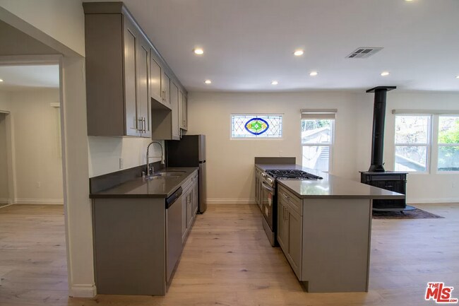 Photo - 1127-1135.5 Vista