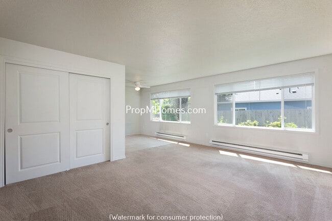 Photo - Two Bedroom Apartment with Private Patio in Glenfair Neighborhood! Unidad 15535 NE Glisan Street 1