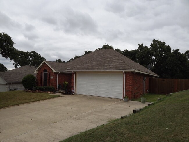 Building Photo - $2150 3/2 House Located in Corinth