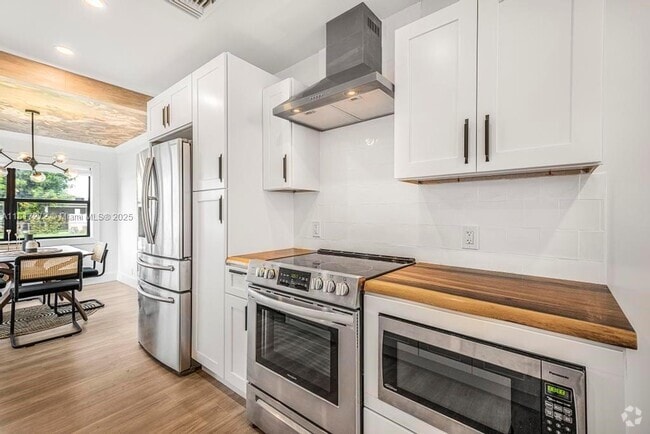 Building Photo - 218 SW 10th Ave Rental