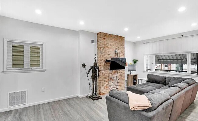 Photo - 1850 Middle St