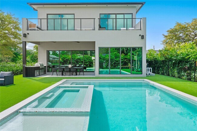 Building Photo - 245 NE 116th St