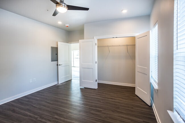 1 BR, 1 BA - 828SF